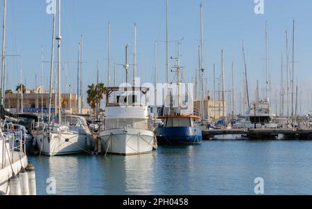 ALMERIMAR, SPANIEN - 19. DEZEMBER 2022 einer der größten Freizeithäfen an der Küste von Almeria, mit der notwendigen Infrastruktur und idealem Wetter CO Stockfoto