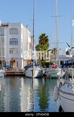 ALMERIMAR, SPANIEN - 19. DEZEMBER 2022 einer der größten Freizeithäfen an der Küste von Almeria, mit der notwendigen Infrastruktur und idealem Wetter CO Stockfoto