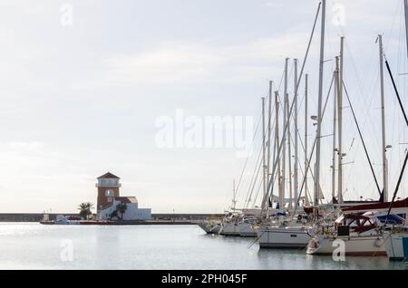 ALMERIMAR, SPANIEN - 19. DEZEMBER 2022 einer der größten Freizeithäfen an der Küste von Almeria, mit der notwendigen Infrastruktur und idealem Wetter CO Stockfoto