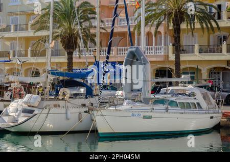 ALMERIMAR, SPANIEN - 19. DEZEMBER 2022 einer der größten Freizeithäfen an der Küste von Almeria, mit der notwendigen Infrastruktur und idealem Wetter CO Stockfoto