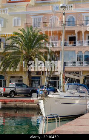 ALMERIMAR, SPANIEN - 19. DEZEMBER 2022 einer der größten Freizeithäfen an der Küste von Almeria, mit der notwendigen Infrastruktur und idealem Wetter CO Stockfoto