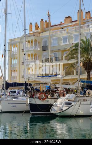 ALMERIMAR, SPANIEN - 19. DEZEMBER 2022 einer der größten Freizeithäfen an der Küste von Almeria, mit der notwendigen Infrastruktur und idealem Wetter CO Stockfoto