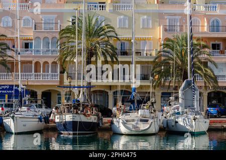 ALMERIMAR, SPANIEN - 19. DEZEMBER 2022 einer der größten Freizeithäfen an der Küste von Almeria, mit der notwendigen Infrastruktur und idealem Wetter CO Stockfoto