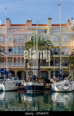 ALMERIMAR, SPANIEN - 19. DEZEMBER 2022 einer der größten Freizeithäfen an der Küste von Almeria, mit der notwendigen Infrastruktur und idealem Wetter CO Stockfoto