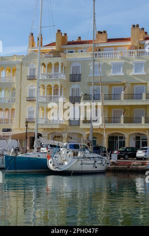 ALMERIMAR, SPANIEN - 19. DEZEMBER 2022 einer der größten Freizeithäfen an der Küste von Almeria, mit der notwendigen Infrastruktur und idealem Wetter CO Stockfoto