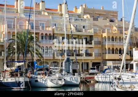 ALMERIMAR, SPANIEN - 19. DEZEMBER 2022 einer der größten Freizeithäfen an der Küste von Almeria, mit der notwendigen Infrastruktur und idealem Wetter CO Stockfoto