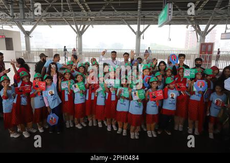 Dhaka Mass Transit Company Limited organisierte eine Fahrt mit der U-Bahn Joy für Kinder aus zwei Waisenhäusern zur Feier des Bangabandhu Sheikh Mujibur Rahman's Stockfoto