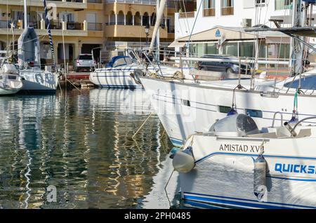 ALMERIMAR, SPANIEN - 19. DEZEMBER 2022 einer der größten Freizeithäfen an der Küste von Almeria, mit der notwendigen Infrastruktur und idealem Wetter CO Stockfoto