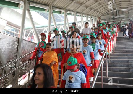 Dhaka Mass Transit Company Limited organisierte eine Fahrt mit der U-Bahn Joy für Kinder aus zwei Waisenhäusern zur Feier des Bangabandhu Sheikh Mujibur Rahman's Stockfoto