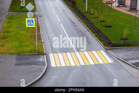 Fußgängerübergang. Gelbweiße Straßenmarkierung Zebra durchquert eine leere Straße, Hintergrundfoto des städtischen Transports Stockfoto