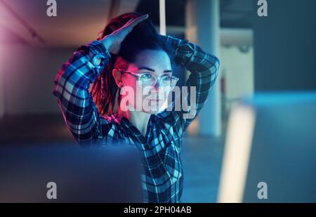 Cybersicherheit, Passwörter und weibliche Hacker bereiten sich auf Phishing vor, während sie nachts an einem Computer arbeiten. Datenbank, Malware und Ransomware mit einem Stockfoto