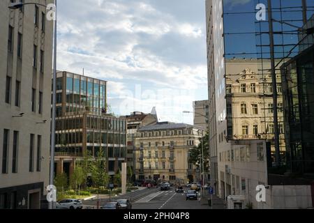 Alte und moderne Gebäude mit Wohn- und Bürogebäuden in einer Seitenstraße in Bukarest, Rumänien Stockfoto