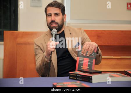 Pagani, Italien. 24. März 2023. Der Sky Sport-Journalist Peppe Di Stefano präsentiert sein neuestes Buch "Milanello. Das Haus des Teufels. Anekdoten und Hintergrundinformationen zum Sportzentrum von Milanello, wo der Fußballverein AC Mailand trainiert, der in der Serie A der italienischen Fußballmeisterschaft spielt. Präsentiert die Fans des Mailänder Clubs von Pagani. (Foto: Pasquale Senatore/Pacific Press) Kredit: Pacific Press Media Production Corp./Alamy Live News Stockfoto