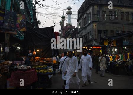 Kalkutta, Westbengalen, Indien. 25. März 2023. Während des heiligen Monats Ramadan in der Nakhoda-Moschee bieten muslimische Anhänger von Kalkutta Gebete an. (Kreditbild: © Sayantan Chakraborty/Pacific Press via ZUMA Press Wire) NUR REDAKTIONELLE VERWENDUNG! Nicht für den kommerziellen GEBRAUCH! Stockfoto