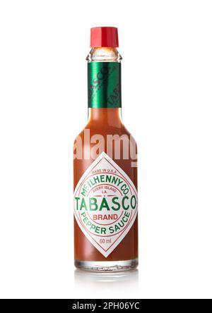 LONDON, Großbritannien - 12. MÄRZ 2023: Flasche Tabasco mit roter, heißer Pfeffersauce auf Weiß. Stockfoto