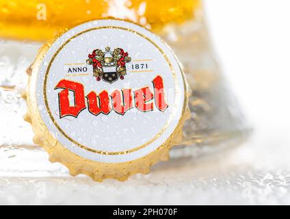 LONDON, Großbritannien - 22. DEZEMBER 2022: Bierkappe mit Tau aus Duvel-Bierflasche auf Weiß. Stockfoto