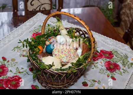 Ostern-Hintergrund. Traditionelles Essen auf dem Feiertagstisch - Osterkuchen und Osterbemalte Eier. Osterrezept. Stockfoto