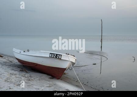 Kuznica, Polen - 19. März 2023: Fischerboot an der Ostseeküste. Die Hel-Halbinsel in Polen Stockfoto