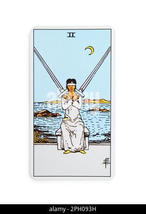 Die Tarot-Karte mit den Schwertern auf weißem Hintergrund, Draufsicht Stockfoto
