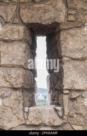 Fensterembrasur in einer alten verlassenen Festung Stockfoto
