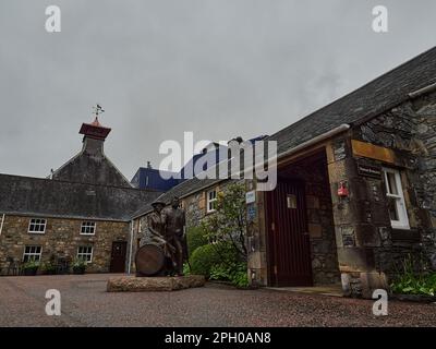 Dufftown, Schottland - 05 22 2018: Altes Steingebäude der beliebten und traditionellen Glenfiddich-Brennerei in Schottland. Stockfoto