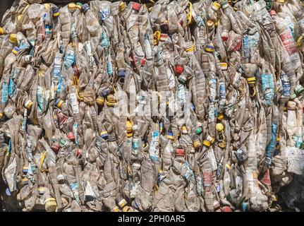 Hintergrund der zu recycelenden gepressten Kunststoffflaschen Stockfoto