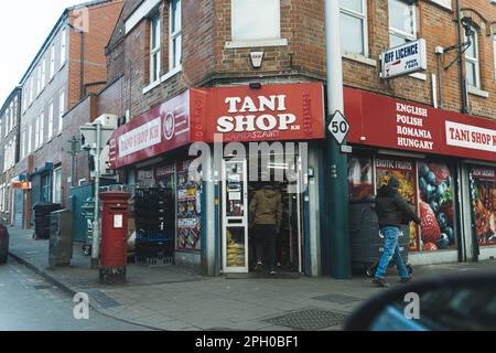 02.28.2023 Uhr - Nottingham, Großbritannien - kleiner englischer, polnischer, rumänischer und ungarischer Laden in der Ecke. Hochwertiges Foto Stockfoto