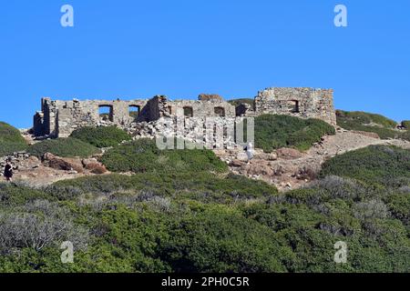 Vai, Griechenland - 12. Oktober 2022: Nicht identifizierte Touristen bei Besichtigung der Ruinen des antiken Itanos im Nordosten von Kreta Stockfoto