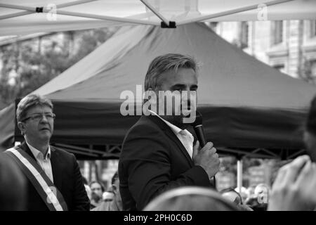 Porträt von Alexis Corbière (und Jean-Luc Mélenchon im Hintergrund), französischer Stellvertreter von "La France Insoumise", während einer Sitzung am 2017 11. juli Stockfoto