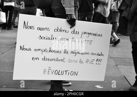 Paris, Frankreich - Juli 11. 2017: LFI-Demonstration. Konzentrieren Sie sich auf den Brett „Wir haben durch Kampf sozialen Fortschritt erzielt. Wir verhindern sozialen Rückschritt... Stockfoto