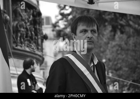 Paris, Frankreich - Juli 11. 2017 : politische Tagung "La France Insoumise" auf dem Place de la Republique. Porträt des ehemaligen französischen Stellvertreters Michel L. Stockfoto