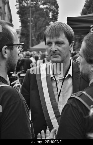 Paris, Frankreich - Juli 11. 2017 : politische Tagung "La France Insoumise" auf dem Place de la Republique. Porträt des ehemaligen französischen Stellvertreters Michel L. Stockfoto