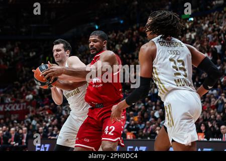 Mailand, Italien. 24. März 2023. Kyle Hines #42 von EA7 Emporio Armani Milan (C), Paul Zipser #16 (L) und Freddie Gillespie #33 vom FC Bayern München (R) in Aktion während des regulären Spiels der EuroLeague von Turkish Airlines in der 30. Runde zwischen EA7 Emporio Armani Milan und dem FC Bayern München im Mediolanum Forum. Endstand: Mailand 99:74 Bayern München. Kredit: SOPA Images Limited/Alamy Live News Stockfoto