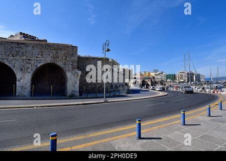 Iraklio, Griechenland - 14. Oktober 2022: Die Hauptstadt der Insel Kreta, alte venezianische Werften und Promenade entlang eines kleinen Hafens Stockfoto