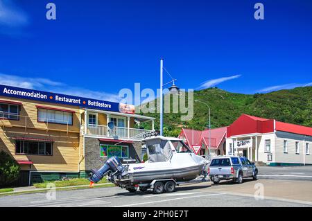Auto abschleppen Boot und Trailer, Main Road, Havelock, Marlborough Region, Südinsel, Neuseeland Stockfoto