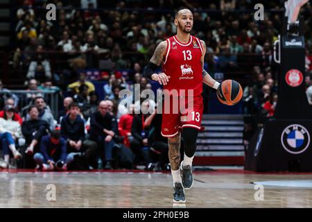 Mailand, Italien. 24. März 2023. Shabazz Napier #13 von EA7 Emporio Armani Milan in Aktion während des regulären Saison EuroLeague Runde 30 Spiels der Turkish Airlines zwischen EA7 Emporio Armani Milan und dem FC Bayern München im Mediolanum Forum. Endstand: Mailand 99:74 Bayern München. (Foto: Fabrizio Carabelli/SOPA Images/Sipa USA) Guthaben: SIPA USA/Alamy Live News Stockfoto