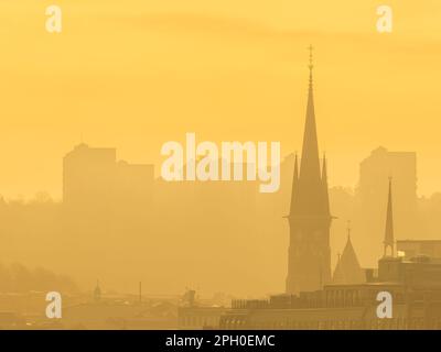 Der neblige Morgenhimmel enthüllt die Skyline von Gothenburgs mit weitläufigen Stadtlandschaften, Bauten und großen Kirchentürmen, die aus dem Dunst hervorgehen. Stockfoto