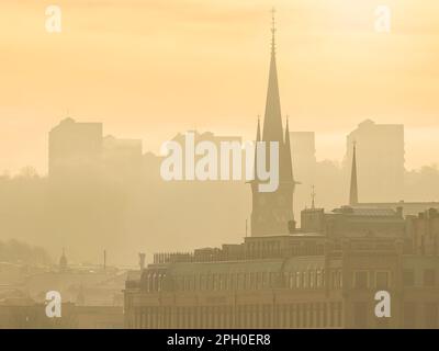 Der neblige Morgenhimmel enthüllt die Skyline von Gothenburgs mit weitläufigen Stadtlandschaften, Bauten und großen Kirchentürmen, die aus dem Dunst hervorgehen. Stockfoto