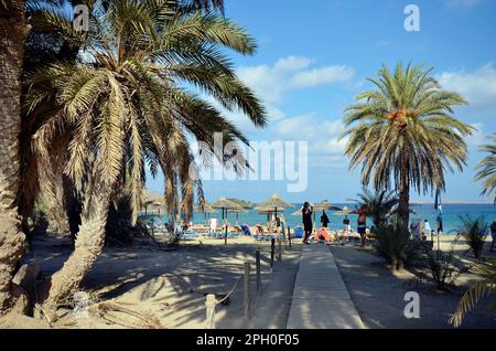 Vai, Griechenland - 12. Oktober 2022: Unbekannte Menschen, die sich am Strand von Vai erholen, ein beliebtes, aber schwer zu erreichendes und geschütztes Gebiet wegen der ma Stockfoto
