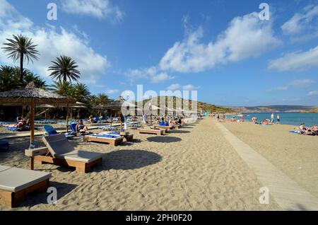 Vai, Griechenland - 12. Oktober 2022: Unbekannte Menschen, die sich am Strand von Vai erholen, ein beliebtes, aber schwer zu erreichendes und geschütztes Gebiet wegen der ma Stockfoto
