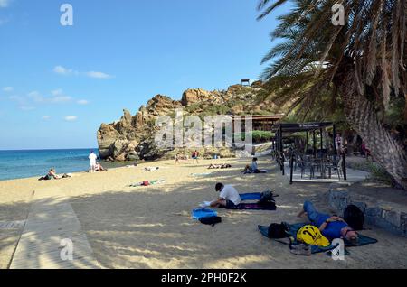 Vai, Griechenland - 12. Oktober 2022: Unbekannte Menschen, die sich am Strand von Vai erholen, ein beliebtes, aber schwer zu erreichendes und geschütztes Gebiet wegen der ma Stockfoto