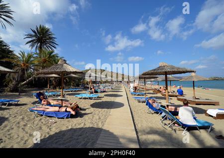 Vai, Griechenland - 12. Oktober 2022: Unbekannte Menschen, die sich am Strand von Vai erholen, ein beliebtes, aber schwer zu erreichendes und geschütztes Gebiet wegen der ma Stockfoto