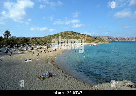 Vai, Griechenland - 12. Oktober 2022: Unbekannte Menschen, die sich am Strand von Vai erholen, ein beliebtes, aber schwer zu erreichendes und geschütztes Gebiet wegen der ma Stockfoto