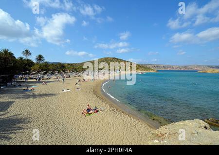 Vai, Griechenland - 12. Oktober 2022: Unbekannte Menschen, die sich am Strand von Vai erholen, ein beliebtes, aber schwer zu erreichendes und geschütztes Gebiet wegen der ma Stockfoto