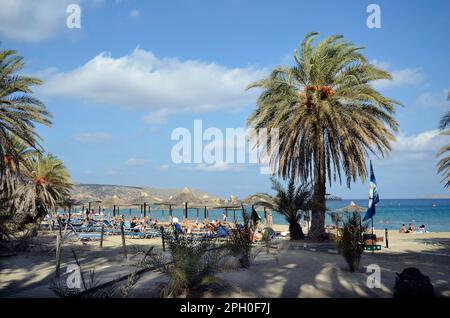 Vai, Griechenland - 12. Oktober 2022: Unbekannte Menschen, die sich am Strand von Vai erholen, ein beliebtes, aber schwer zu erreichendes und geschütztes Gebiet wegen der ma Stockfoto