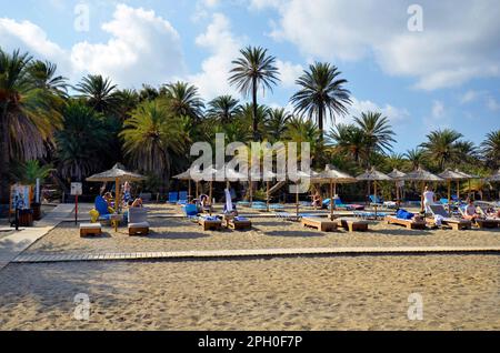 Vai, Griechenland - 12. Oktober 2022: Unbekannte Menschen, die sich am Strand von Vai erholen, ein beliebtes, aber schwer zu erreichendes und geschütztes Gebiet wegen der ma Stockfoto