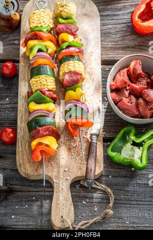 Leckere und hausgemachte Grillspieße aus Gemüse und Fleisch. Präparate für Fleisch- und Gemüsespieße. Stockfoto