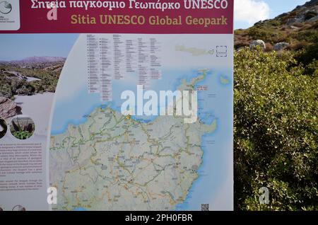 Vai, Griechenland - 12. Oktober 2022: Informationskarte des UNESCO-Geo-Parks im Nordosten von Kreta Stockfoto