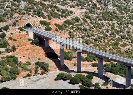 Griechenland, Autobahn mit Talüberquerung und Tunnel in Kreta Stockfoto