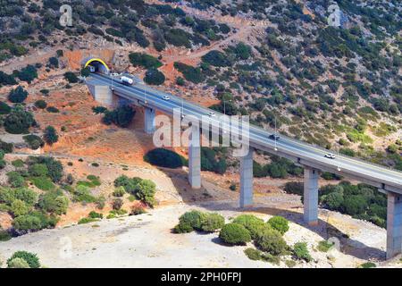 Griechenland, Autobahn E75 mit Talüberquerung und Tunnel auf Kreta Stockfoto